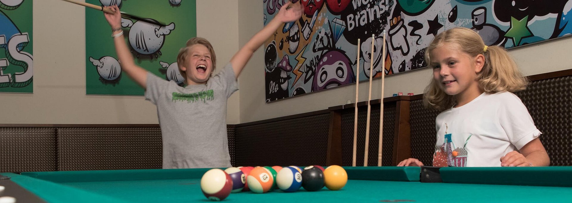 Kinder spielen Billard