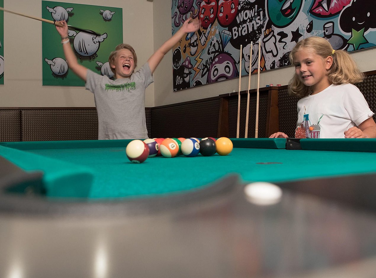 Kinder spielen Billard
