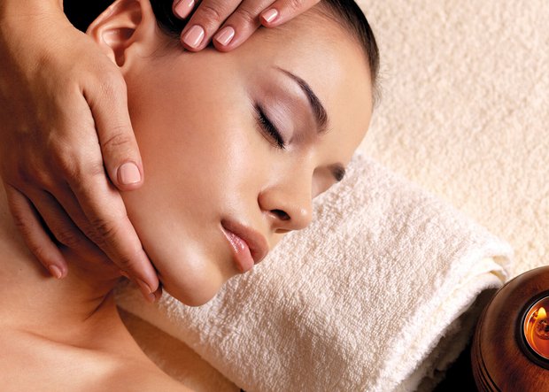 Frau bei der Gesichtsmassage