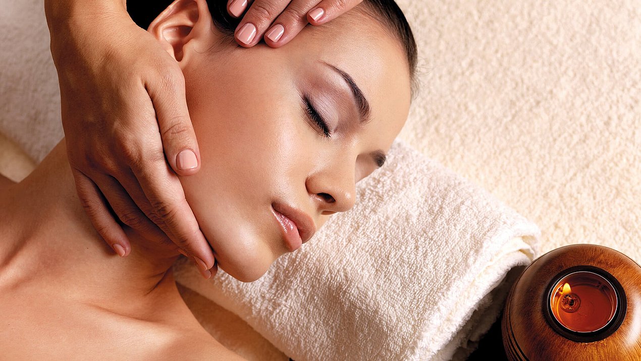 Frau bei der Gesichtsmassage