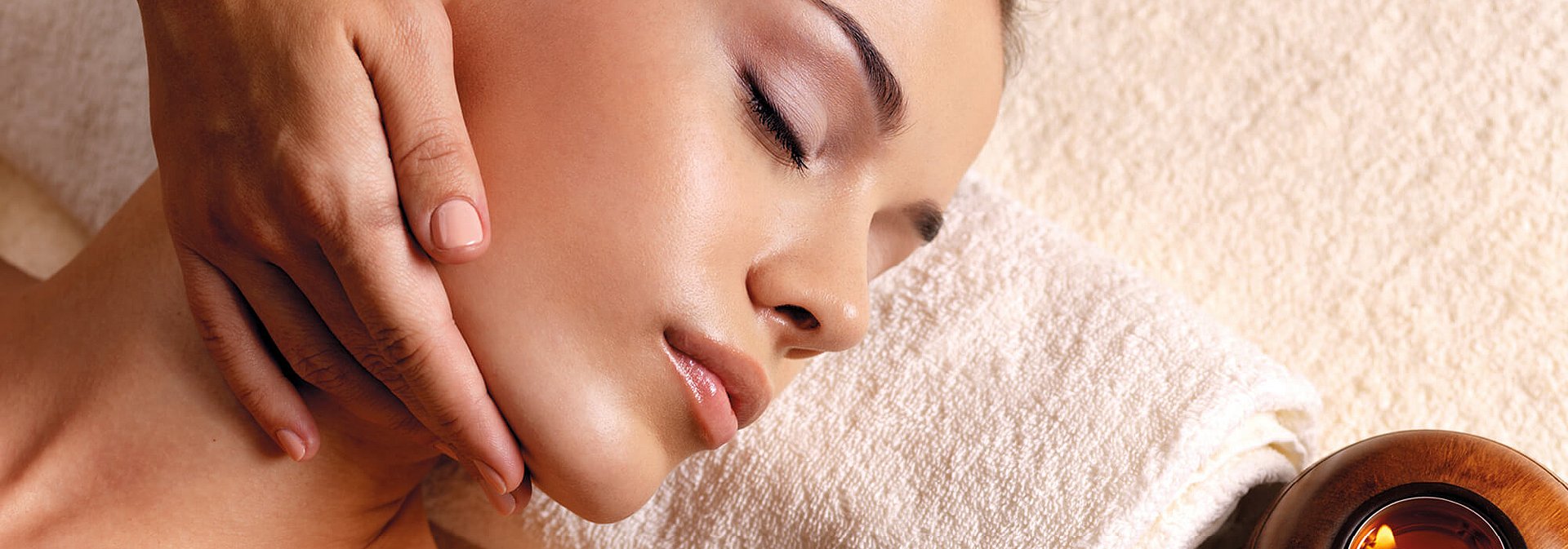 Frau bei der Gesichtsmassage