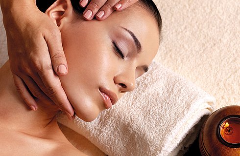 Frau bei der Gesichtsmassage