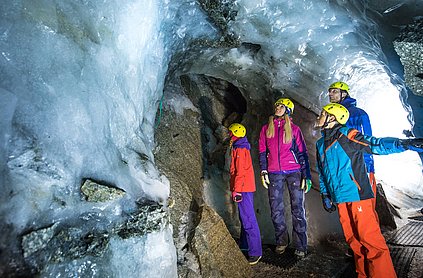 Familie in der Eishöhle