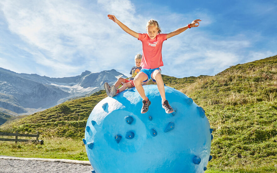 Ein Kind spiel mit großem Ball