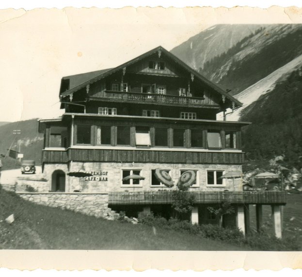 Alte Schwarz-Weiß-Aufnahme vom Hotel Alpenhof in Hintertux
