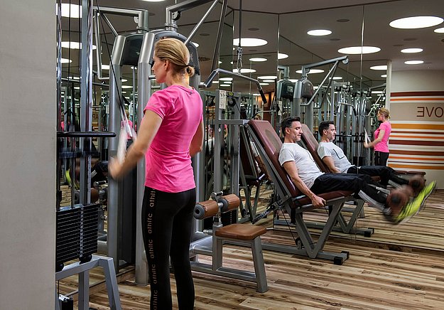 Frau trainiert im Fitnessraum