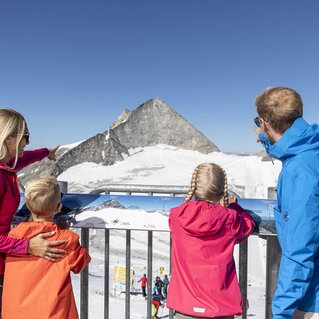 Familie vor Bergpanorama im Winter