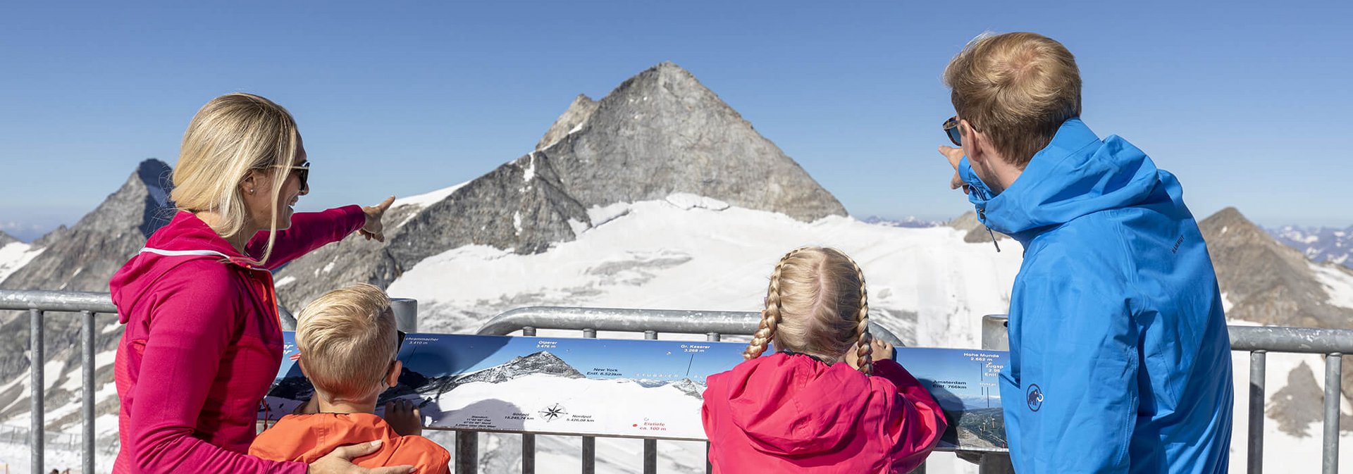 Familie vor Bergpanorama im Winter Familie vor Bergpanorama im Winter