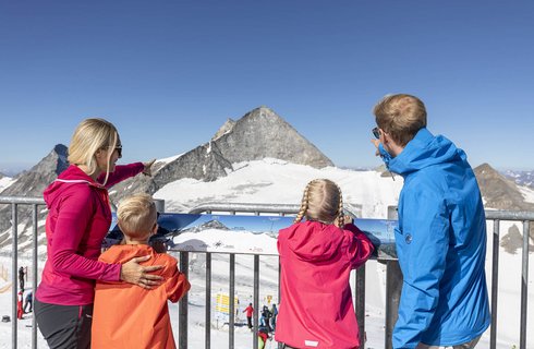 Familie vor Bergpanorama im Winter