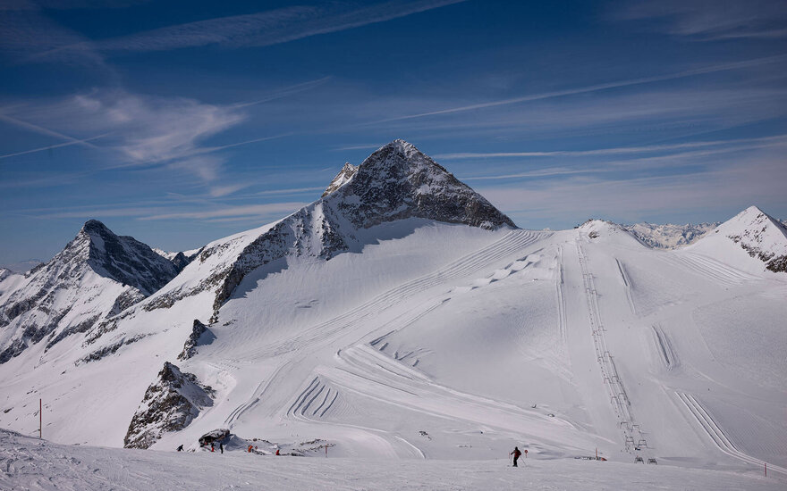 Ein atemberaubendes Bergpanorama mit schneebedeckten Gipfeln und einem klaren blauen Himmel über dem Hintertuxer Gletscher.
