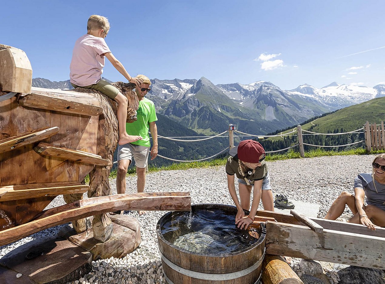 Kinder spielen mit Wasser
