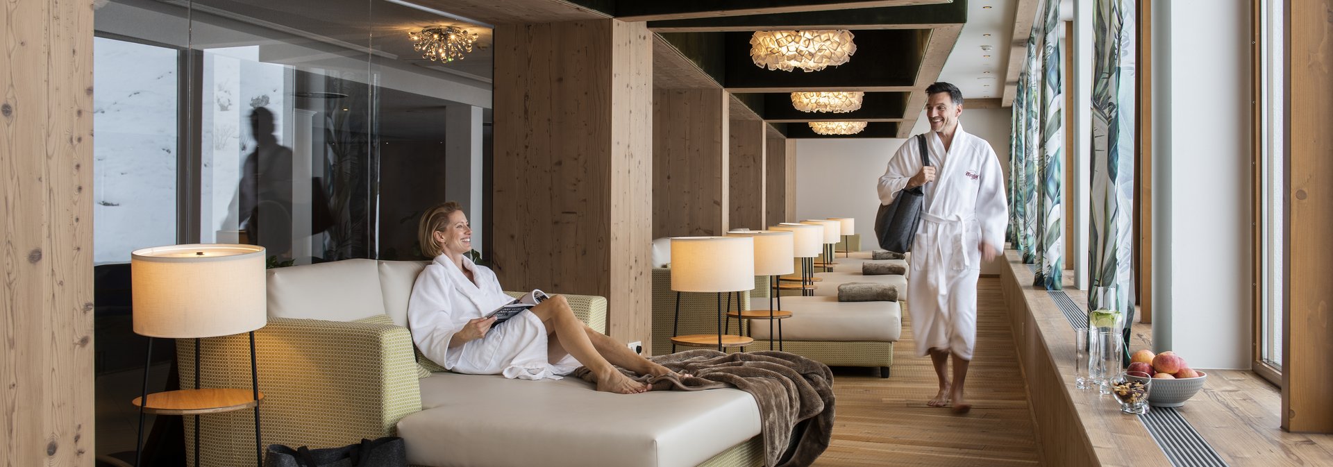 Paar im Bademantel im Wellnessbereich