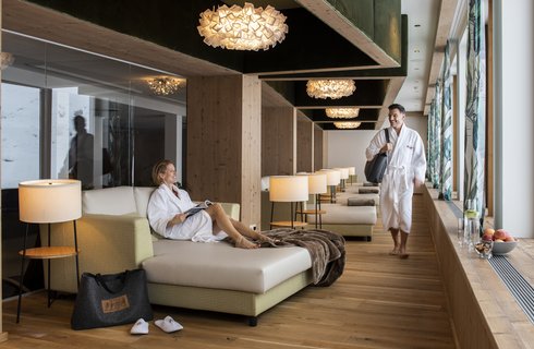 Paar im Bademantel im Wellnessbereich