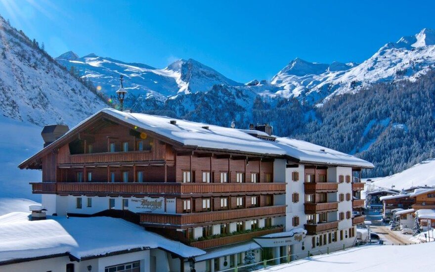 Ein wunderschönes Winterpanorama mit dem Alpenhof-Hotel, das sich harmonisch in die schneebedeckte Berglandschaft einfügt.