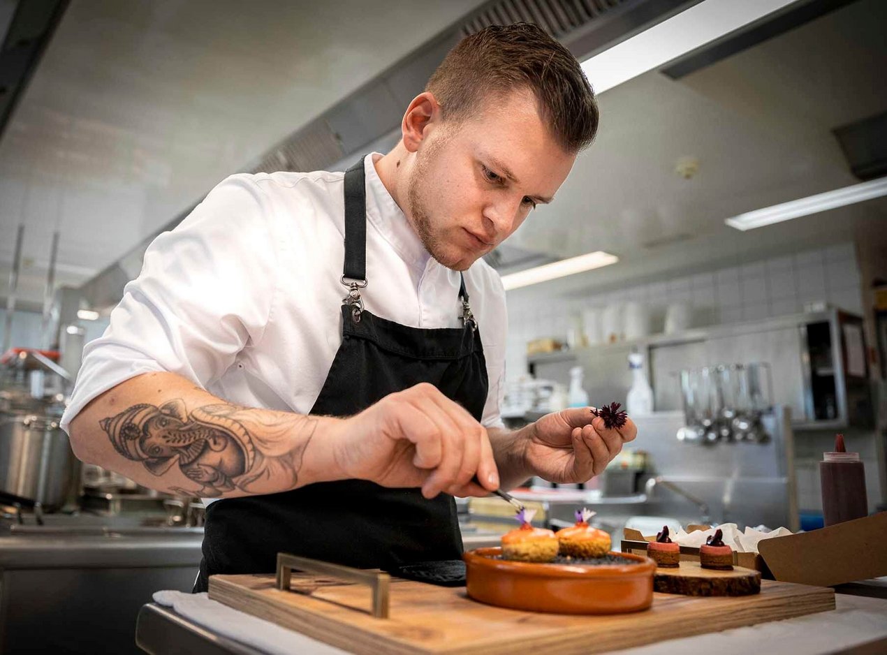 Patissier beim Anrichten
