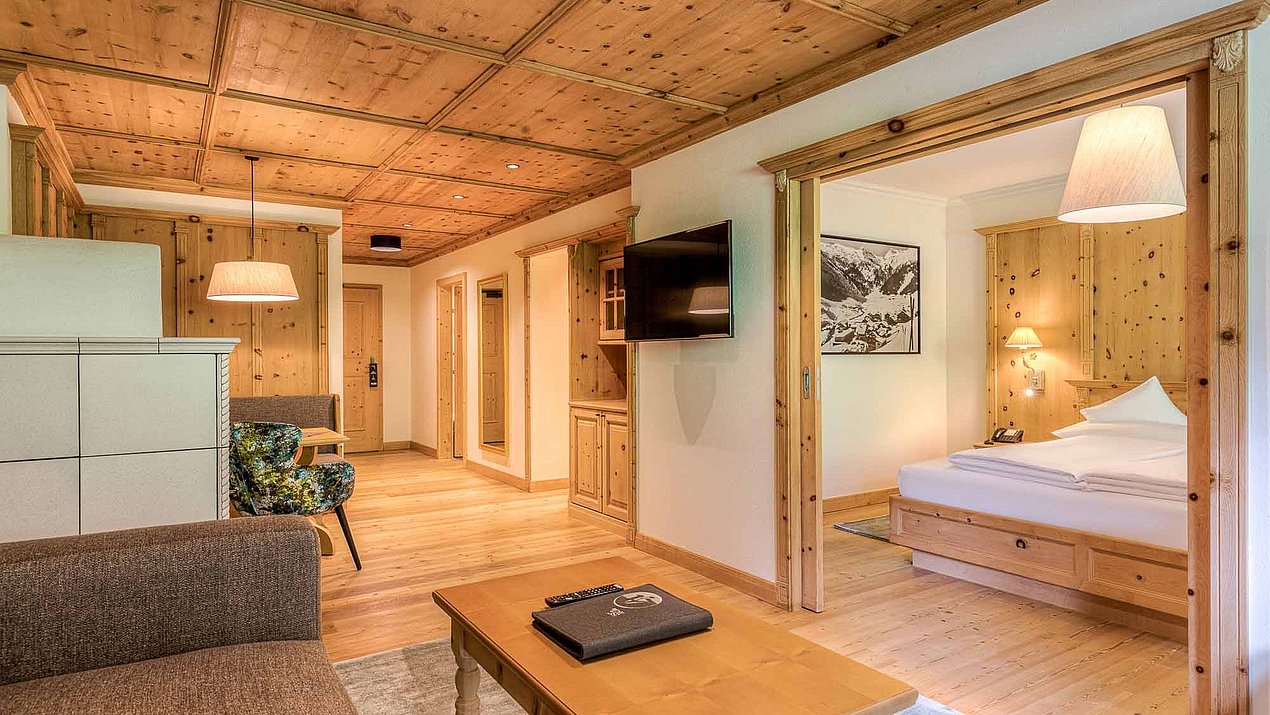 Der Blick ins Schlafzimmer der Suite Goldstern