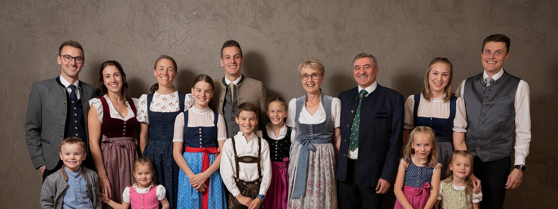 Familienfoto der Familie Dengg in Tracht.
