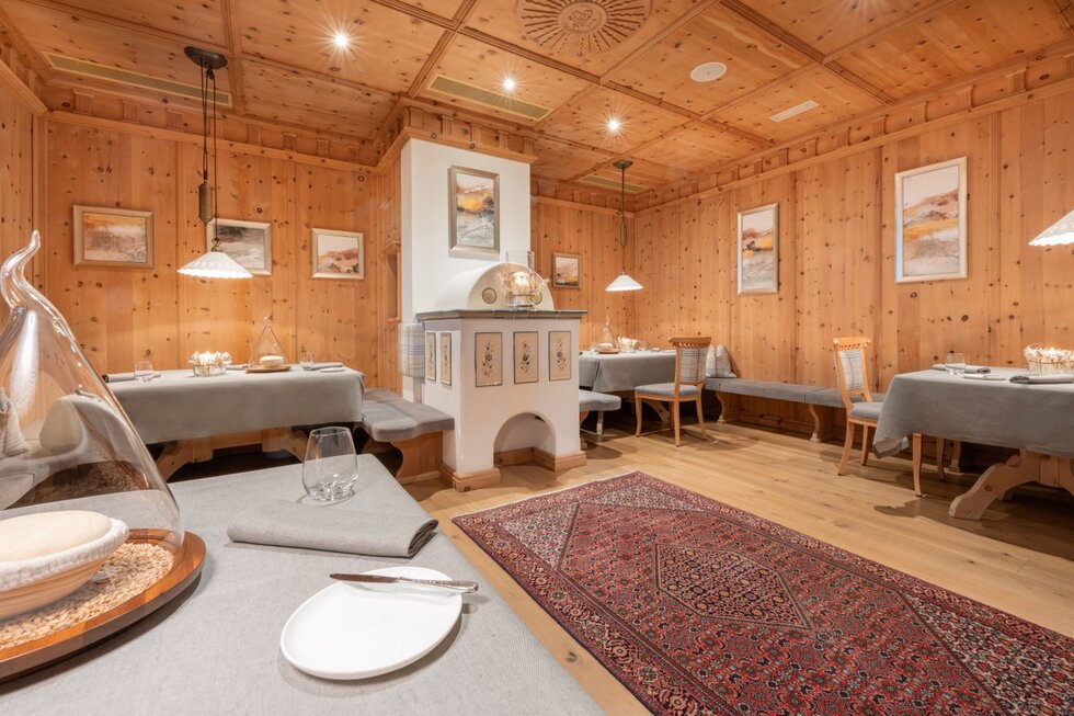 Ein rustikales Esszimmer mit geschmackvoller Einrichtung, das eine entspannte und einladende Stimmung vermittelt.