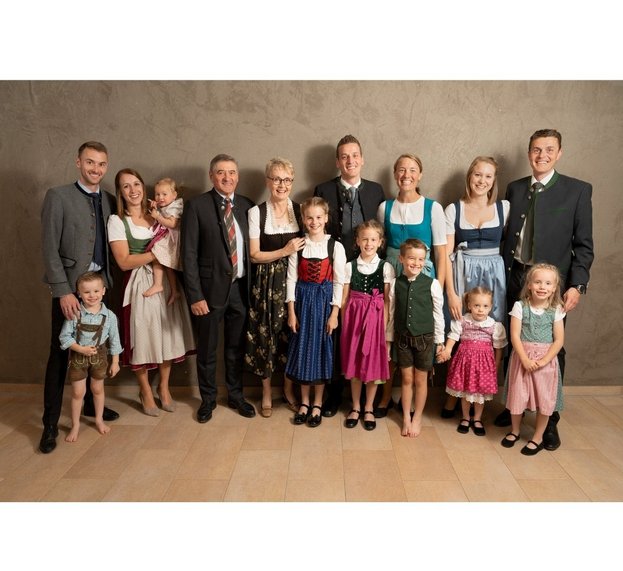 Familienfoto der Familie Dengg in traditioneller Tiroler Kleidung