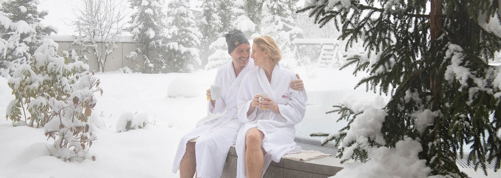 Paar im winterlichen Garten