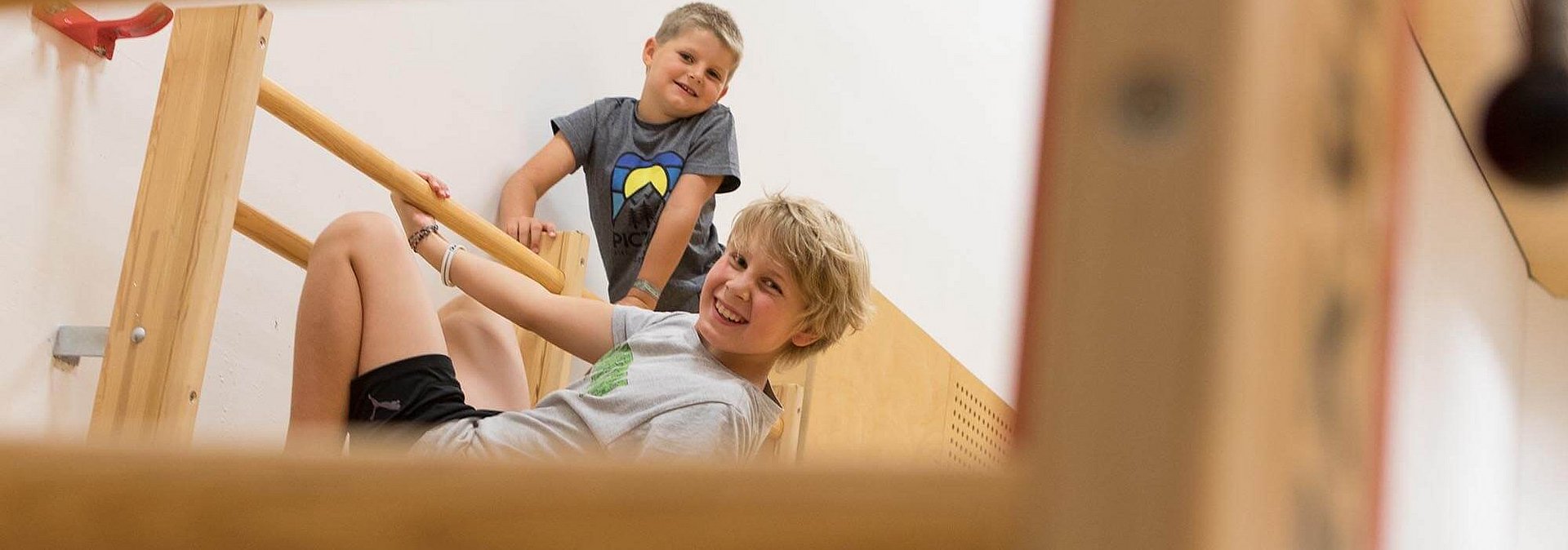 Kinder auf der Sprossenwand