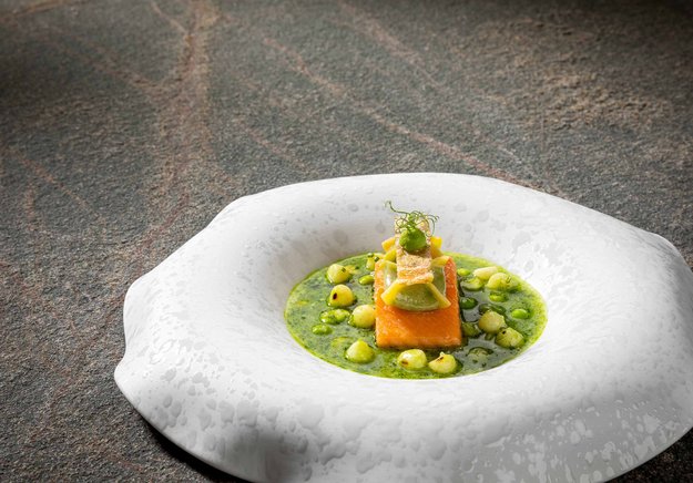 Hauptgericht mit Fisch mit einer grünen Sauce