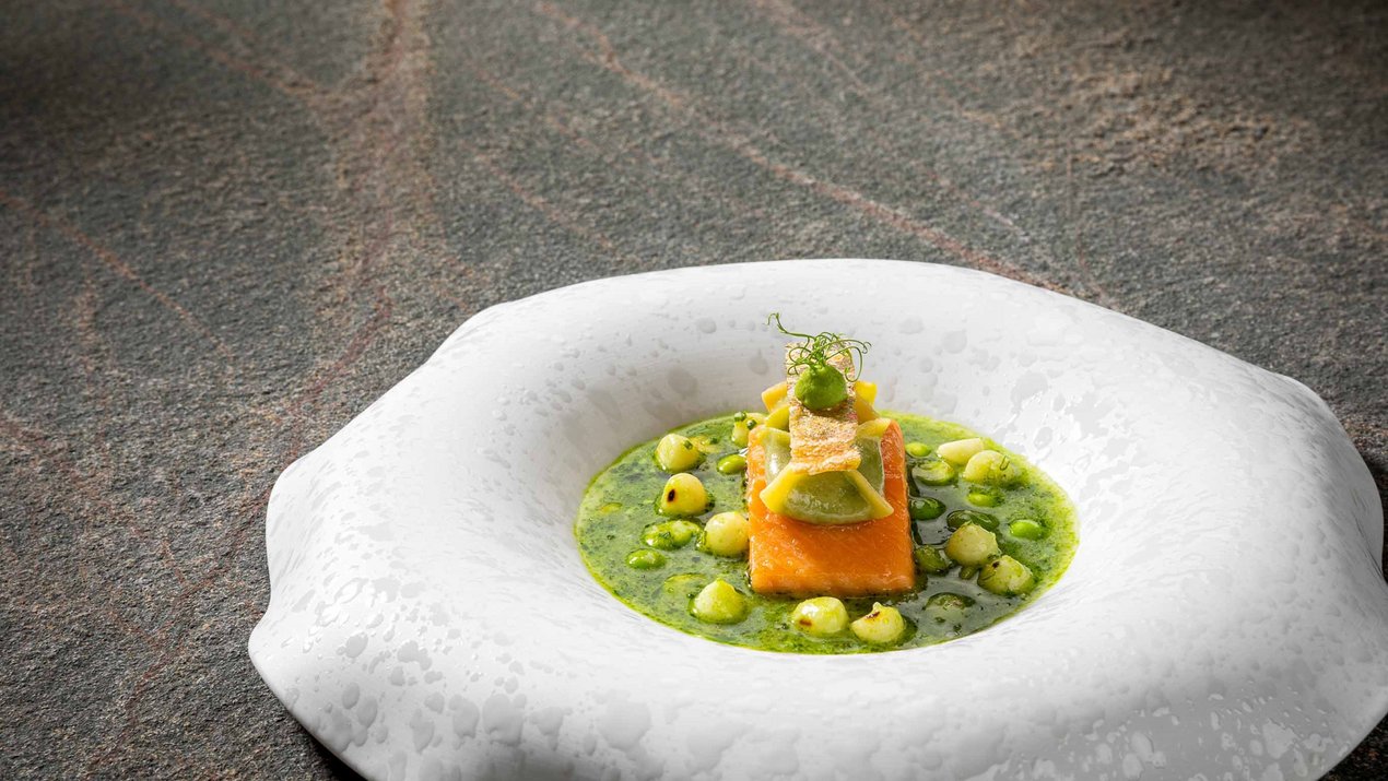 Hauptgericht mit Fisch mit einer grünen Sauce