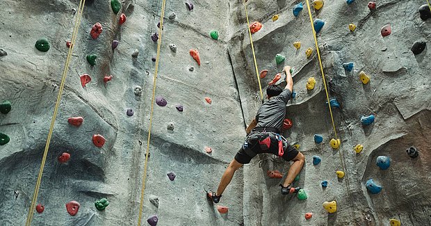 Kletterer auf Kletterwand