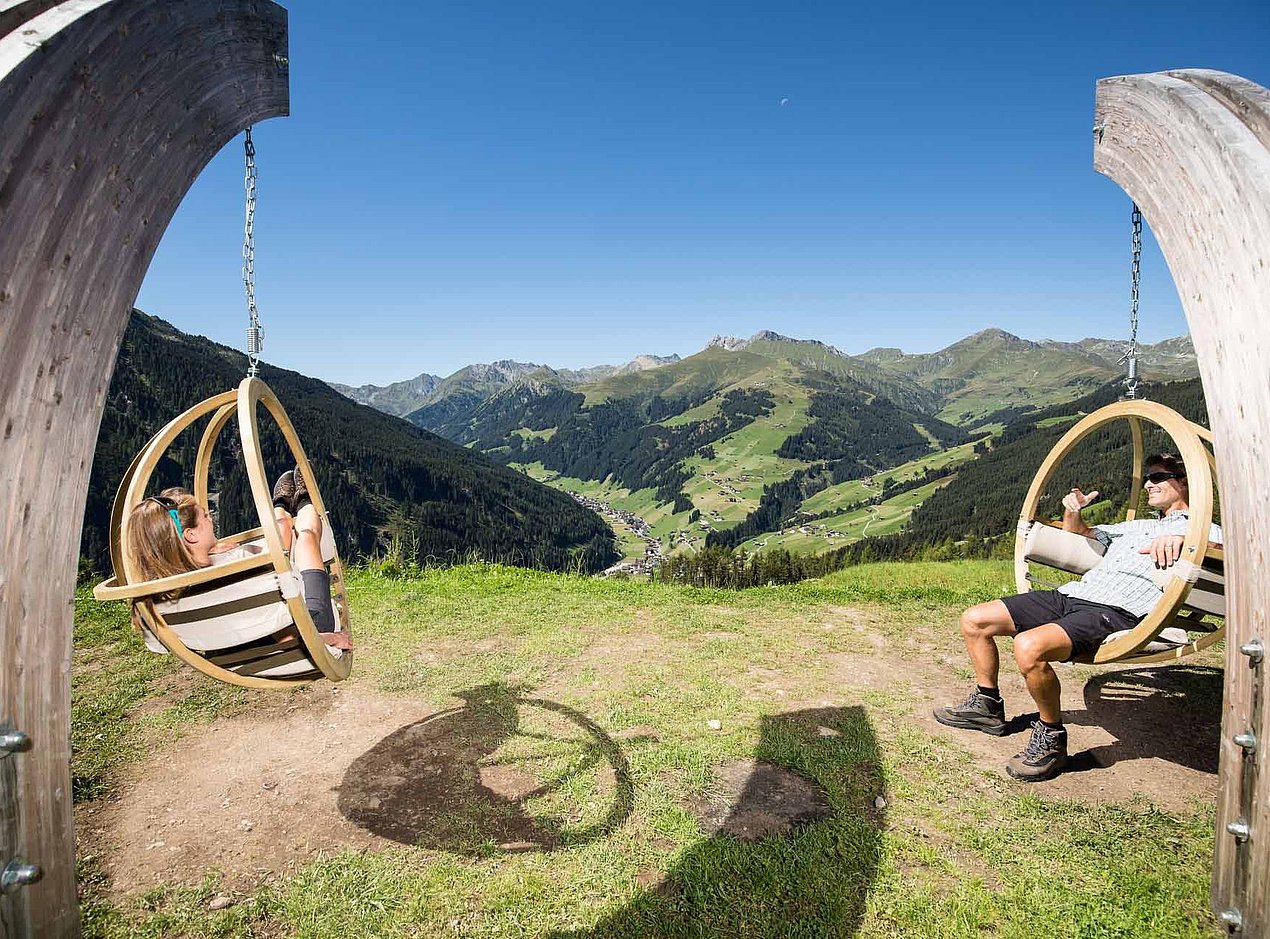 Holzschaukeln am Berg
