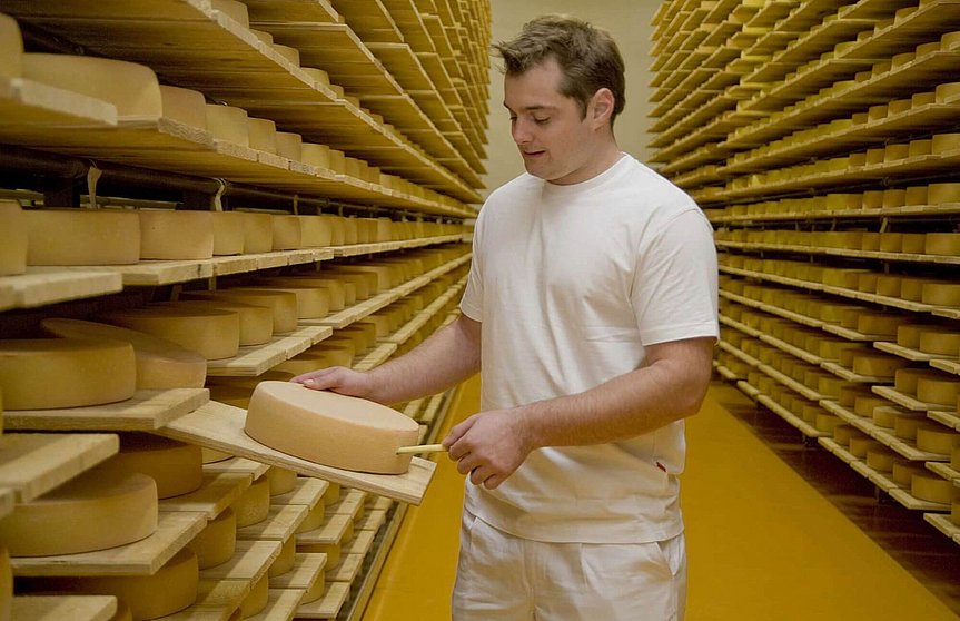 Senner vor Käseregal