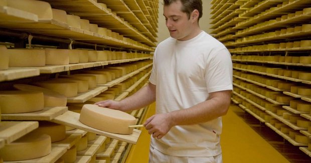 Senner vor Käseregal