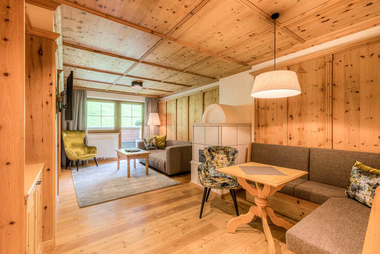 Ein gemütlicher Wohnraum mit Holzverkleidung, einer Couch und einem kleinen Tisch, ideal für entspannte Stunden.