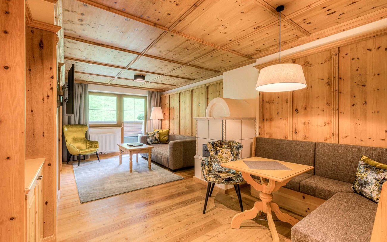 Ein gemütlicher Wohnraum mit Holzverkleidung, einer Couch und einem kleinen Tisch, ideal für entspannte Stunden.