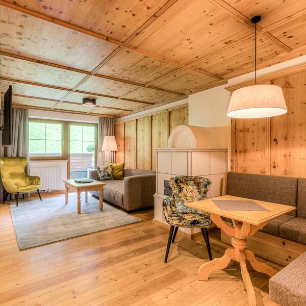 Ein gemütlicher Wohnraum mit Holzverkleidung, einer Couch und einem kleinen Tisch, ideal für entspannte Stunden.