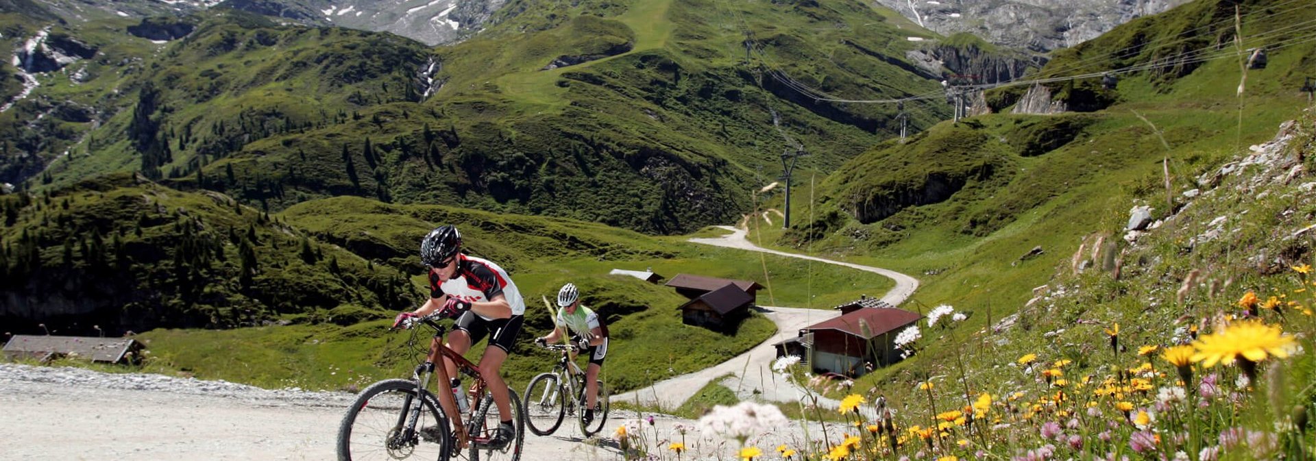 Mountainbiker beim Bergauf-Fahren
