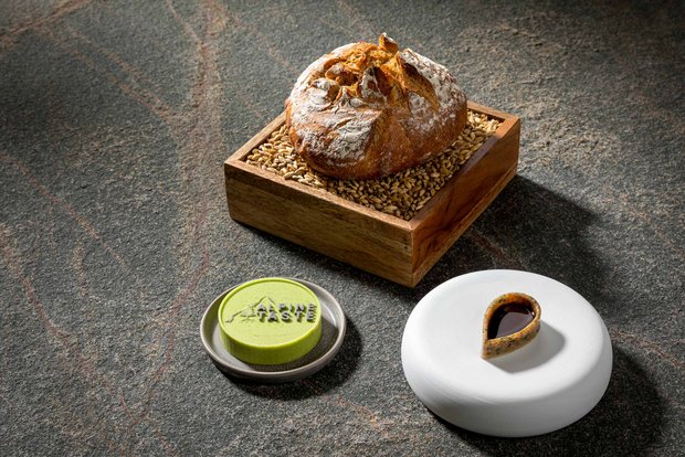 Brotlaib auf Holzkoste gefüllt mit Körnern