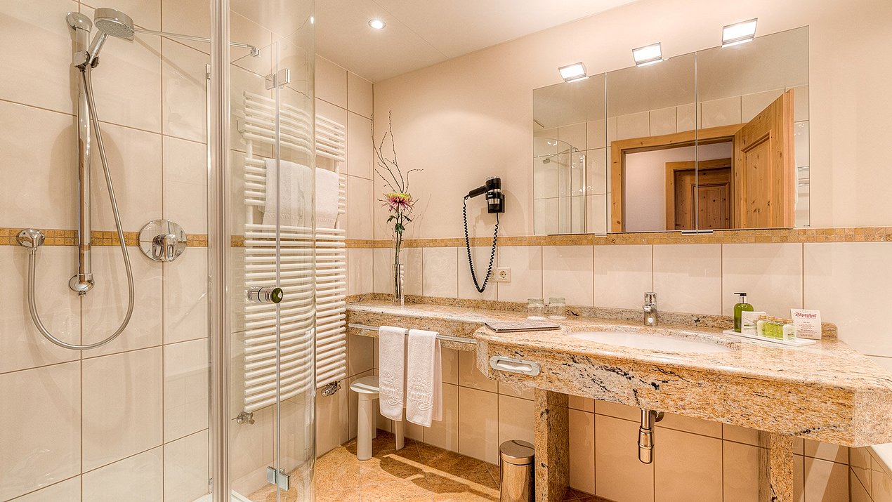 Das Badezimmer in der Juniorsuite Enzian