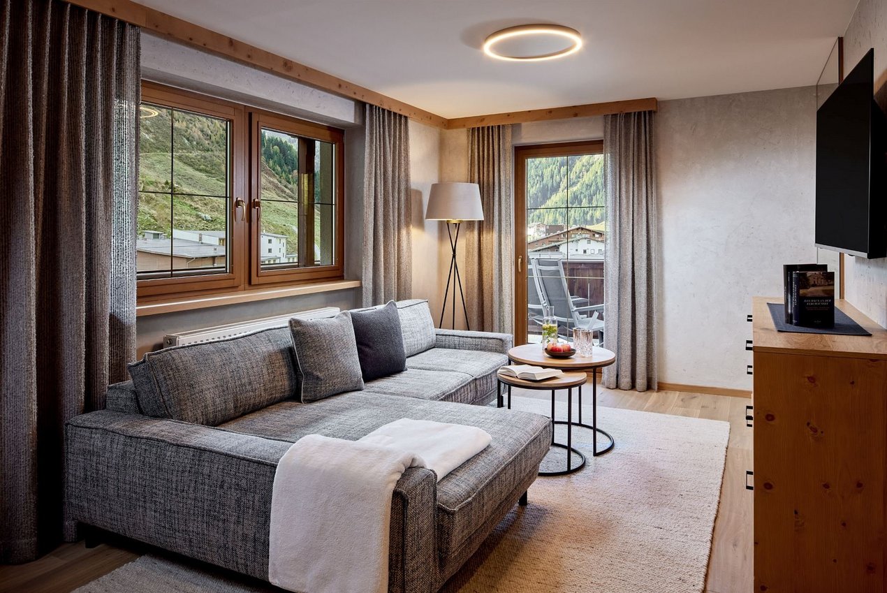 Suite Edelweiss Blick nach draußen und auf die Couch