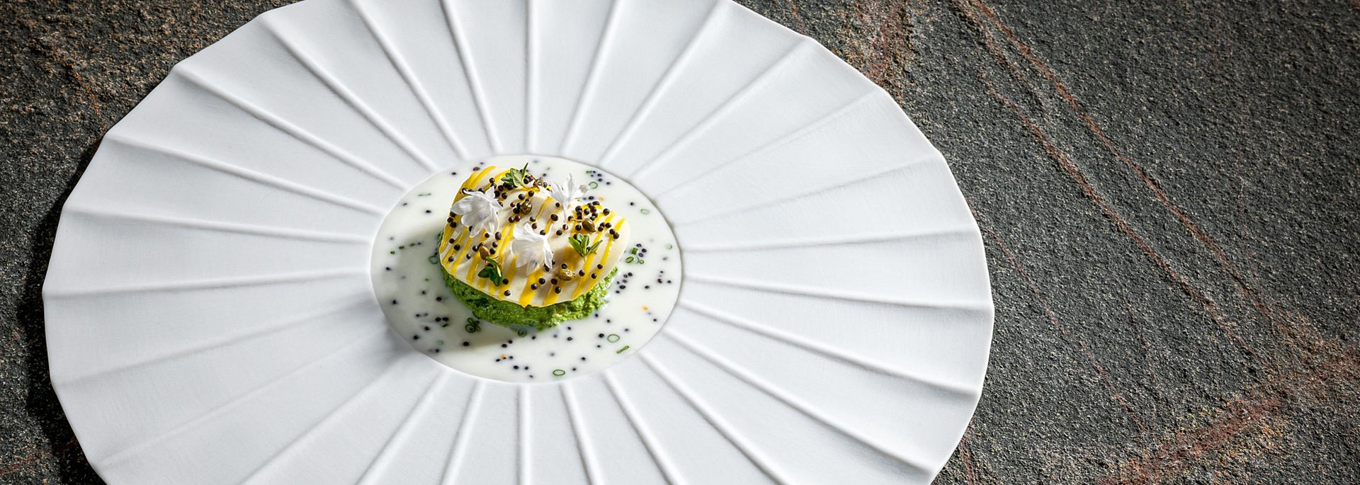 Kalte Fischvorspeise auf einem weißen Teller