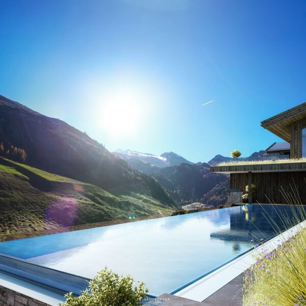 Ein moderner Pool mit Infinity-Design schimmert im Sonnenlicht, umgeben von majestätischen Alpenlandschaften.