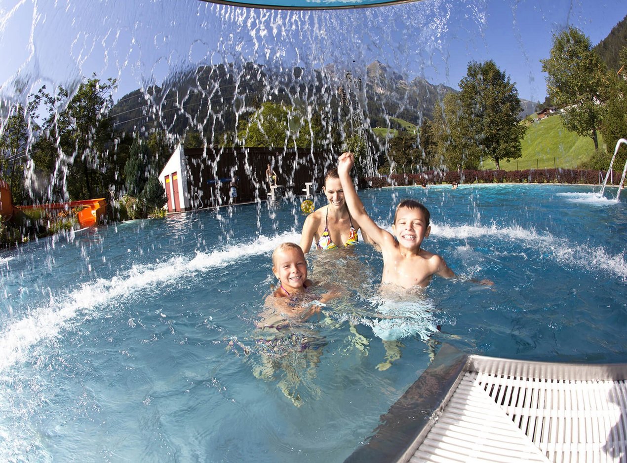 Familie im Schwimmbad