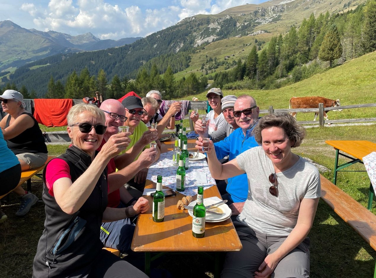Menschengruppe beim Feiern auf der Schrofenalm