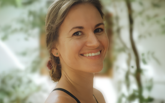 Porträt einer lächelnden Frau.