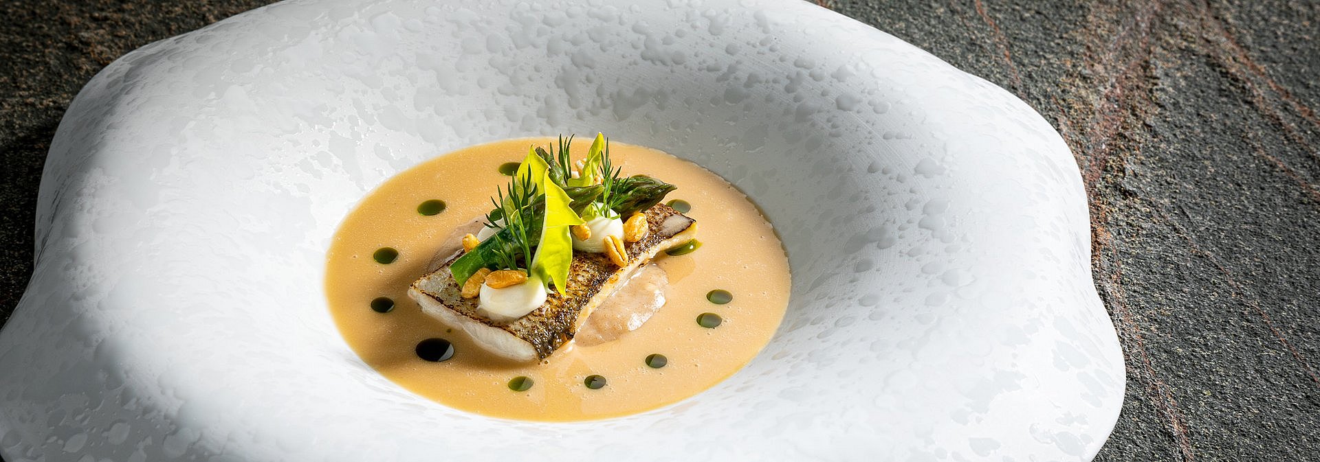 Fischgericht mit Kräutern und einer Sauce garniert
