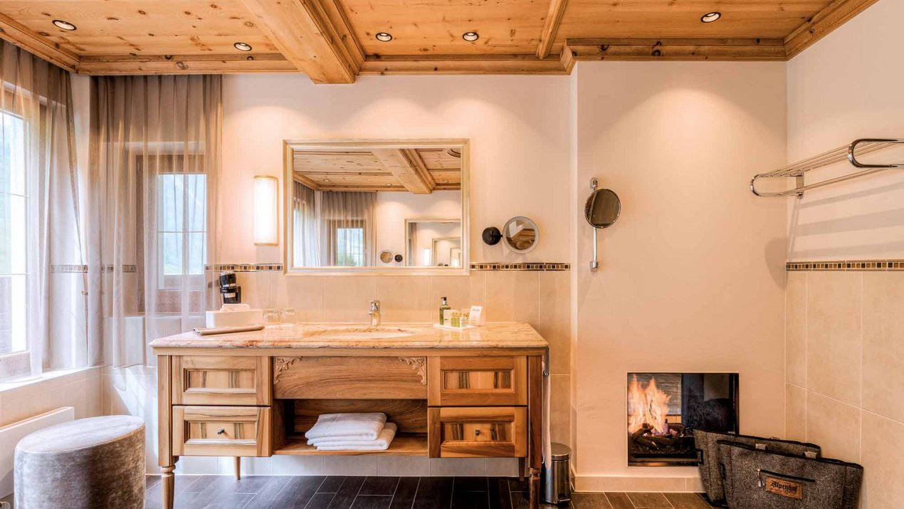 Das Badezimmer in der Suite Alpenhof mit Kamin
