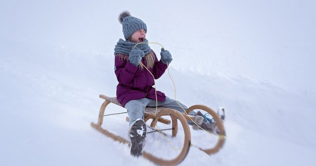 Kind beim Rodeln