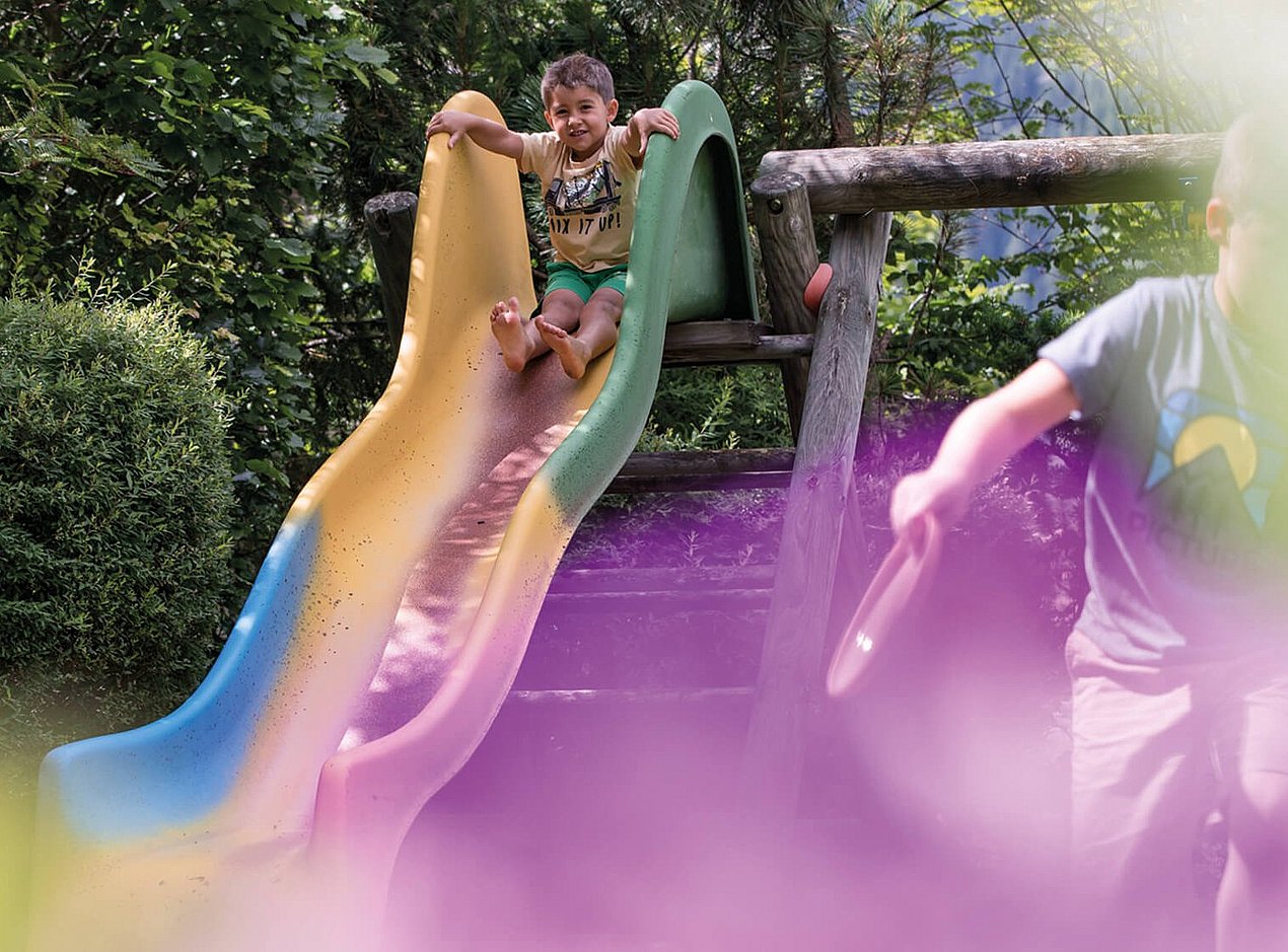 Kinder auf der Rutsche