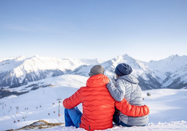 Paar vor Schneepanorama