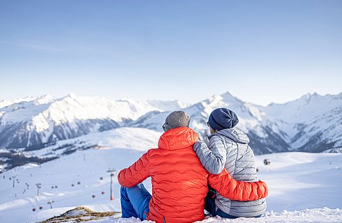 Paar vor Schneepanorama