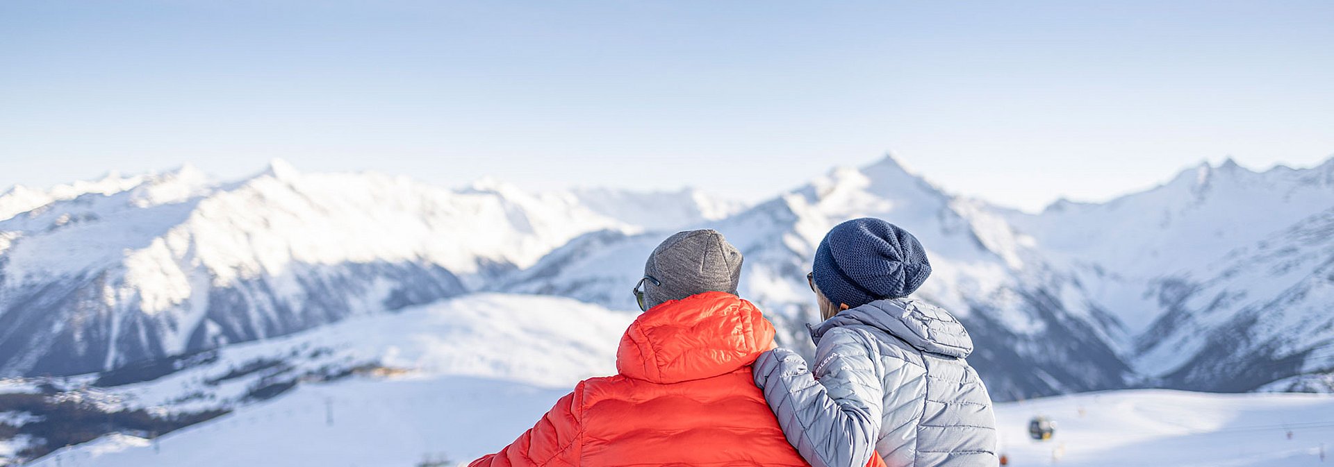 Paar vor Schneepanorama Paar vor Schneepanorama